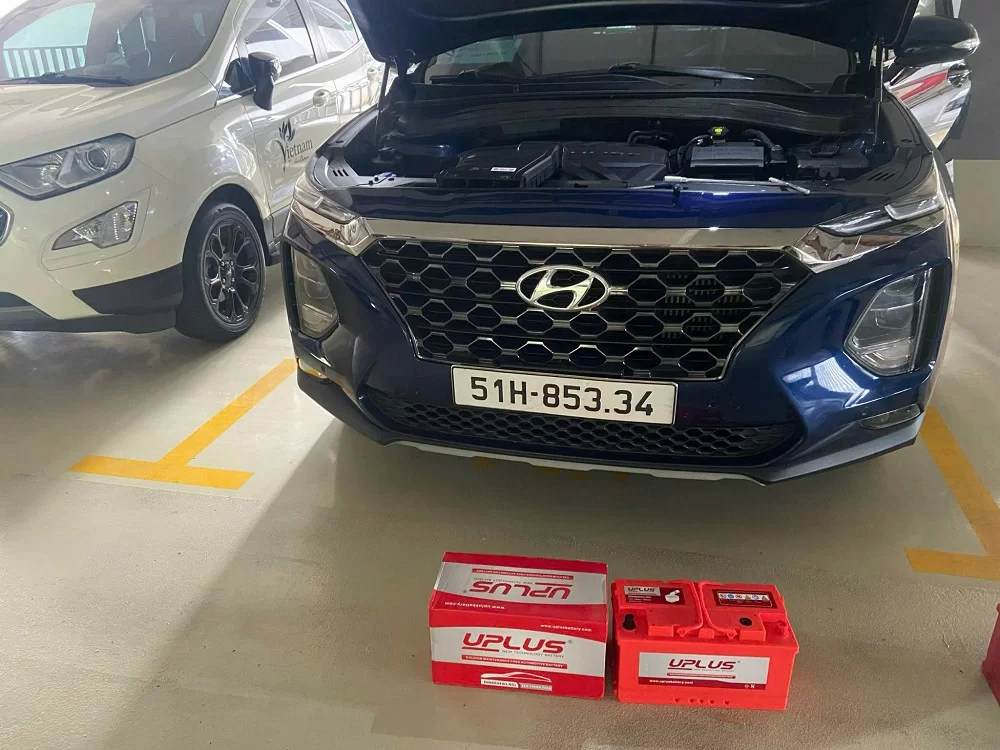 Thay bình ắc quy tại nhà cho xe Hyundai Tucson