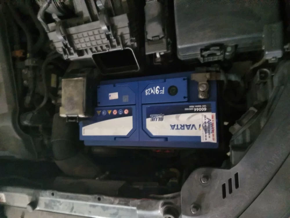 Thay bình ắc quy tại nhà cho xe Hyundai Tucson 6