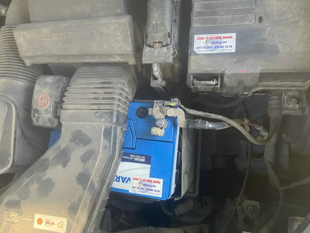 Thay bình ắc quy tại nhà cho xe Hyundai Tucson 4