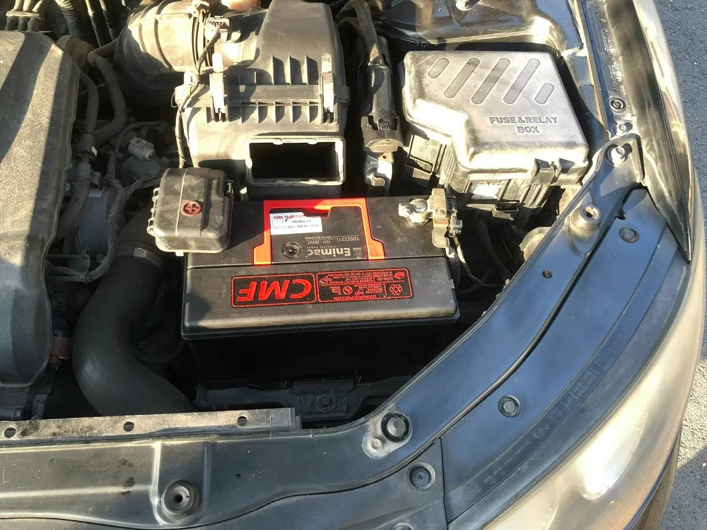 Thay bình ắc quy tại nhà cho xe Hyundai SantaFe 7