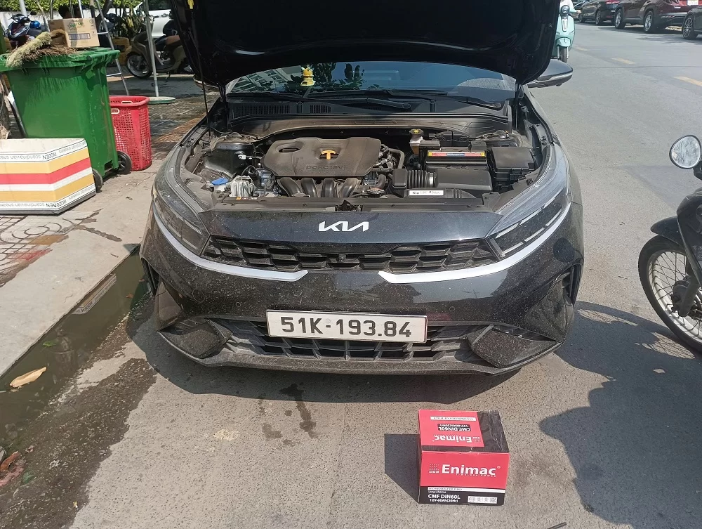 Thay bình ắc quy tại nhà cho xe Kia Seltos 
