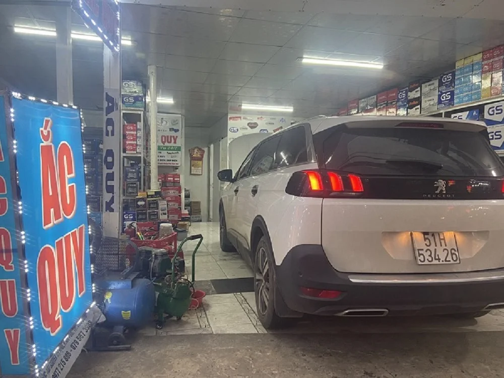 Thay ắc quy Toyota Camry