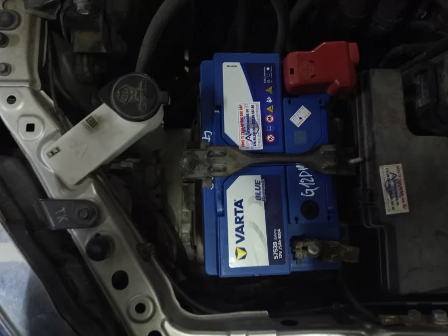 Thay ắc quy Toyota Highlander