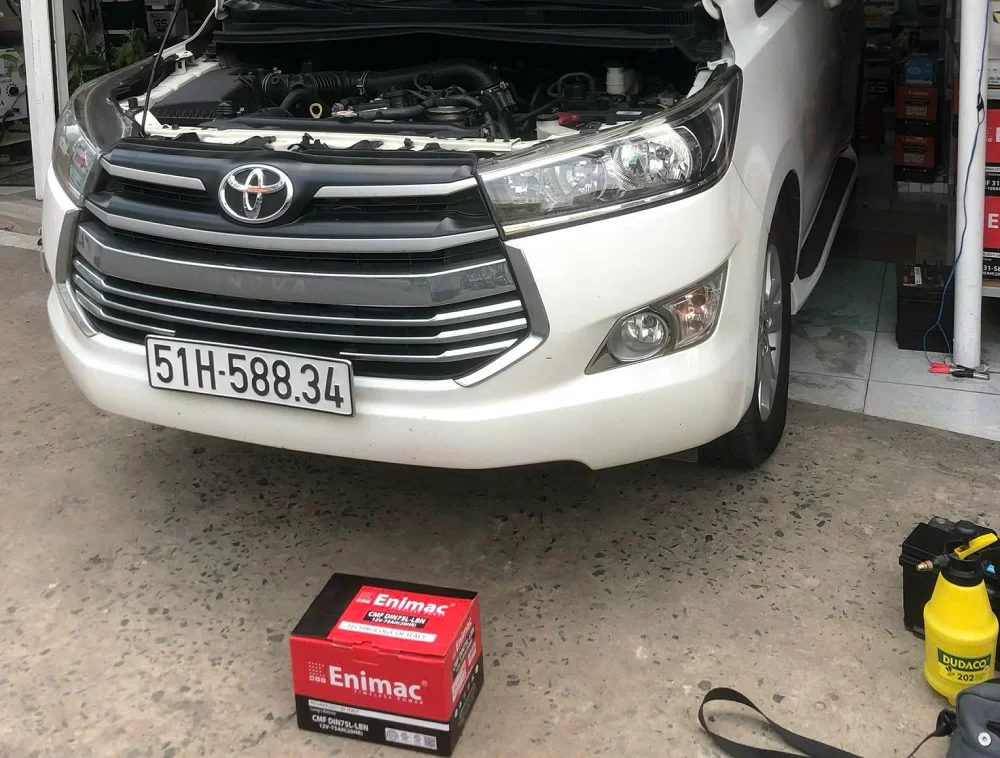 Thay ắc quy Toyota Highlander