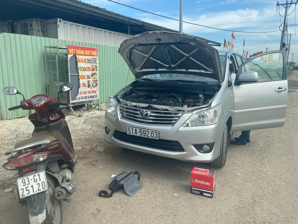 Thay ắc quy Toyota Innova