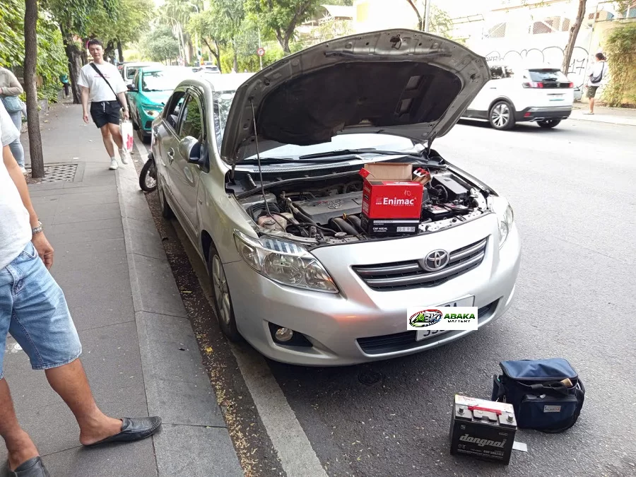 Thay ắc quy Toyota Venza